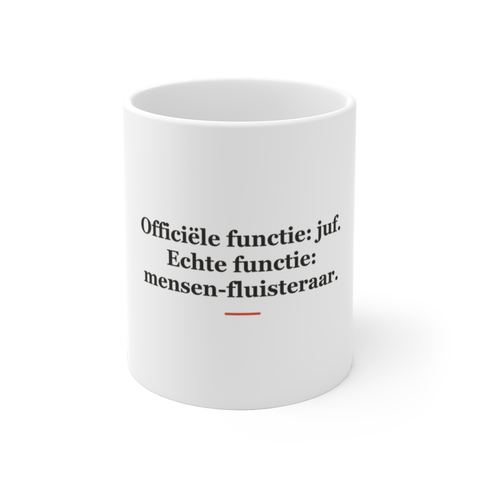 Mok met tekst “Officiële functie: juf. Echte functie: mensen-fluisteraar.” — cadeau voor een juf