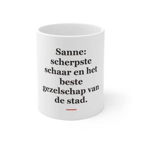 Mok met tekst “Sanne: scherpste schaar en het beste gezelschap van de stad.” — cadeau voor een kapper