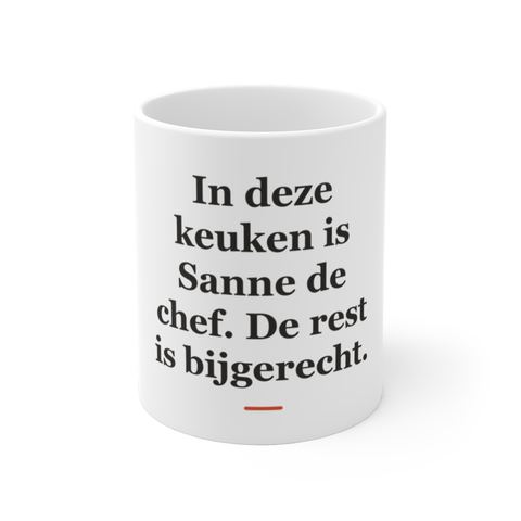 Mok met tekst “In deze keuken is Sanne de chef. De rest is bijgerecht.” — cadeau voor een kok