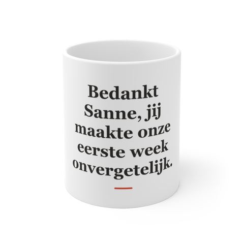 Mok met tekst “Bedankt Sanne, jij maakte onze eerste week onvergetelijk.” — cadeau voor een kraamverzorgende
