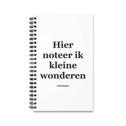 Notitieboek met tekst “Hier noteer ik kleine wonderen” — cadeau voor een kraamverzorgende