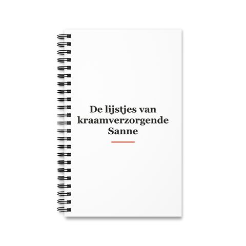 Notitieboek met tekst “De lijstjes van kraamverzorgende Sanne” — cadeau voor een kraamverzorgende