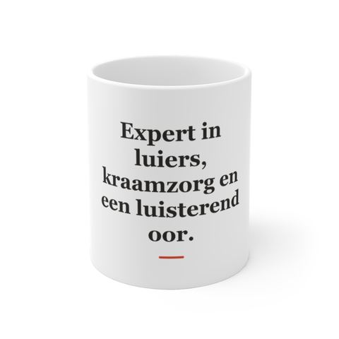 Mok met tekst “Expert in luiers, kraamzorg en een luisterend oor.” — cadeau voor een kraamverzorgende