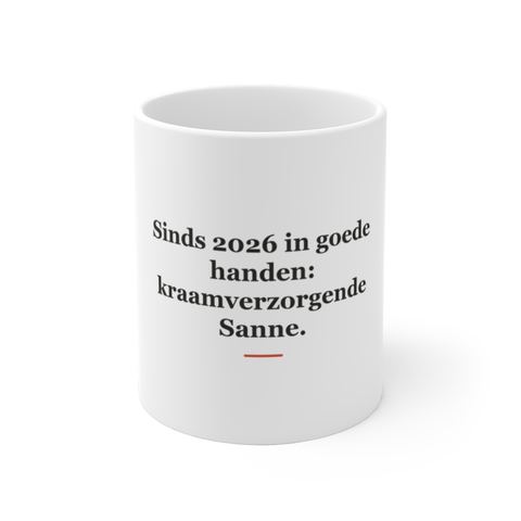 Mok met tekst “Sinds 2026 in goede handen: kraamverzorgende Sanne.” — cadeau voor een kraamverzorgende