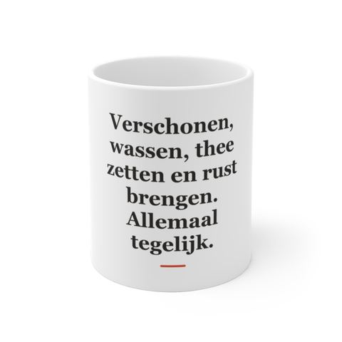 Mok met tekst “Verschonen, wassen, thee zetten en rust brengen. Allemaal tegelijk.” — cadeau voor een kraamverzorgende
