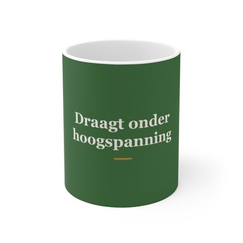Mok met tekst “Draagt onder hoogspanning” — cadeau voor een lasser