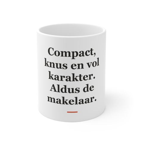 Mok met tekst “Compact, knus en vol karakter. Aldus de makelaar.” — cadeau voor een makelaar