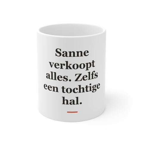 Mok met tekst “Sanne verkoopt alles. Zelfs een tochtige hal.” — cadeau voor een makelaar