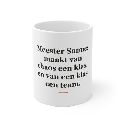 Mok met tekst “Meester Sanne: maakt van chaos een klas, en van een klas een team.” — cadeau voor een meester