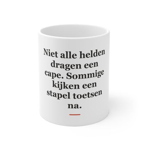 Mok met tekst “Niet alle helden dragen een cape. Sommige kijken een stapel toetsen na.” — cadeau voor een meester