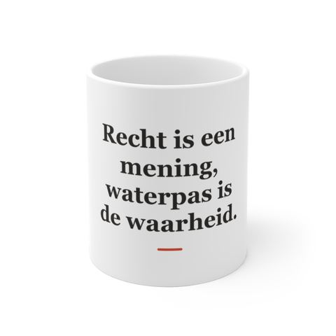 Mok met tekst “Recht is een mening, waterpas is de waarheid.” — cadeau voor een metselaar