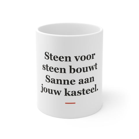Mok met tekst “Steen voor steen bouwt Sanne aan jouw kasteel.” — cadeau voor een metselaar