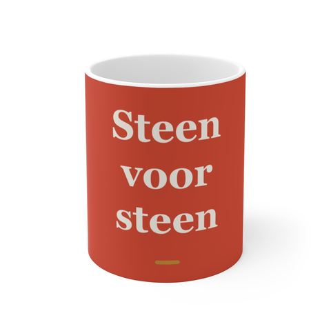 Mok met tekst “Steen voor steen” — cadeau voor een metselaar