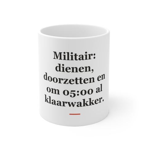 Mok met tekst “Militair: dienen, doorzetten en om 05:00 al klaarwakker.” — cadeau voor een militair