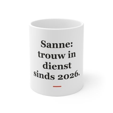Mok met tekst “Sanne: trouw in dienst sinds 2026.” — cadeau voor een militair