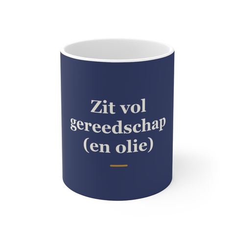 Mok met tekst “Zit vol gereedschap (en olie)” — cadeau voor een monteur