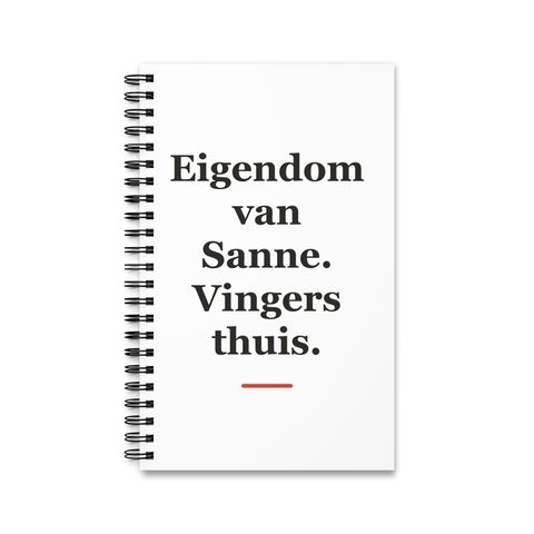 Notitieboek met tekst “Eigendom van Sanne. Vingers thuis.” — cadeau voor een nagelstyliste