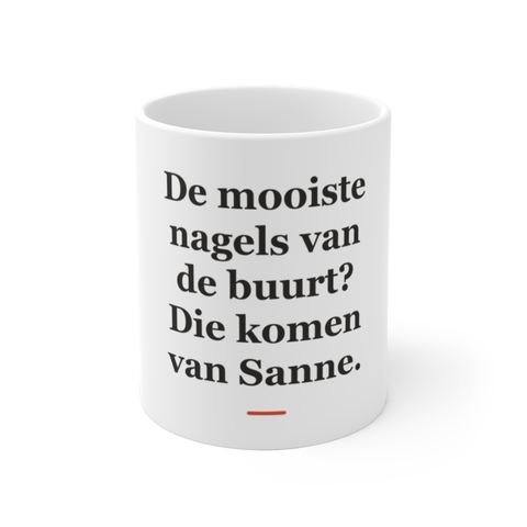 Mok met tekst “De mooiste nagels van de buurt? Die komen van Sanne.” — cadeau voor een nagelstyliste