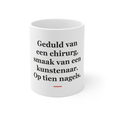 Mok met tekst “Geduld van een chirurg, smaak van een kunstenaar. Op tien nagels.” — cadeau voor een nagelstyliste