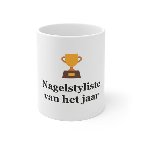 Mok met tekst “Nagelstyliste van het jaar” — cadeau voor een nagelstyliste