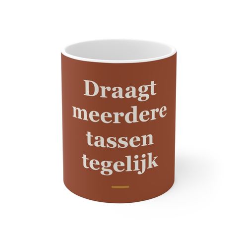 Mok met tekst “Draagt meerdere tassen tegelijk” — cadeau voor een ober