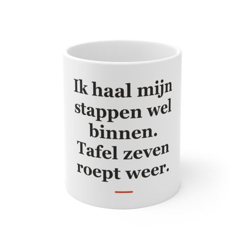 Mok met tekst “Ik haal mijn stappen wel binnen. Tafel zeven roept weer.” — cadeau voor een ober
