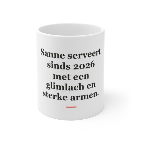 Mok met tekst “Sanne serveert sinds 2026 met een glimlach en sterke armen.” — cadeau voor een ober