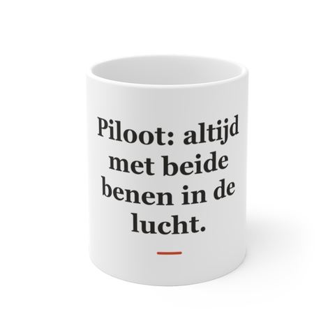 Mok met tekst “Piloot: altijd met beide benen in de lucht.” — cadeau voor een piloot