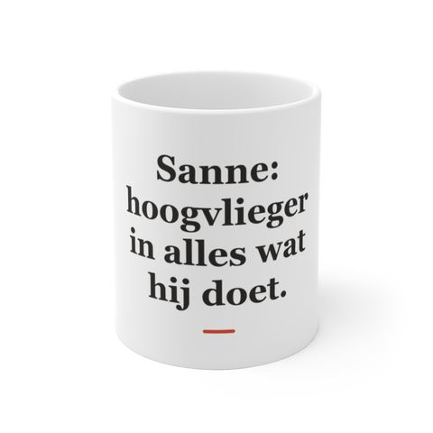 Mok met tekst “Sanne: hoogvlieger in alles wat hij doet.” — cadeau voor een piloot