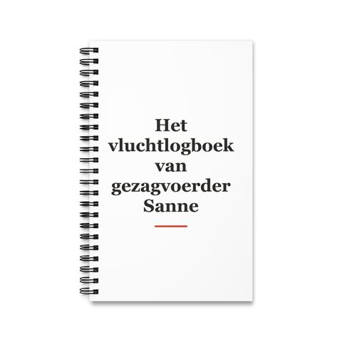 Notitieboek met tekst “Het vluchtlogboek van gezagvoerder Sanne” — cadeau voor een piloot
