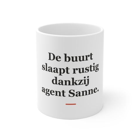 Mok met tekst “De buurt slaapt rustig dankzij agent Sanne.” — cadeau voor een politieagent