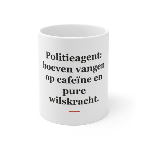 Mok met tekst “Politieagent: boeven vangen op cafeïne en pure wilskracht.” — cadeau voor een politieagent