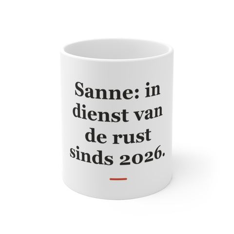 Mok met tekst “Sanne: in dienst van de rust sinds 2026.” — cadeau voor een politieagent