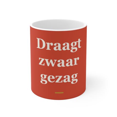 Mok met tekst “Draagt zwaar gezag” — cadeau voor een politieagent