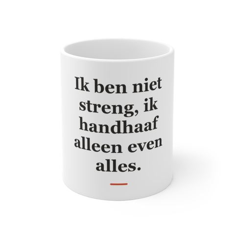 Mok met tekst “Ik ben niet streng, ik handhaaf alleen even alles.” — cadeau voor een politieagent