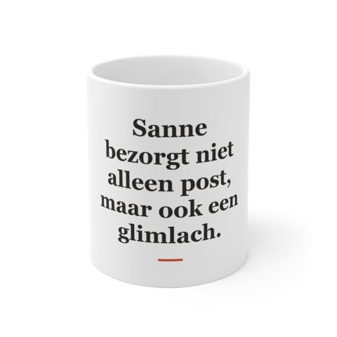 Mok met tekst “Sanne bezorgt niet alleen post, maar ook een glimlach.” — cadeau voor een postbode