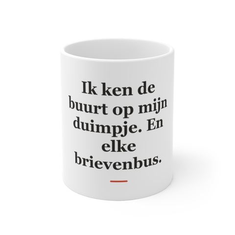 Mok met tekst “Ik ken de buurt op mijn duimpje. En elke brievenbus.” — cadeau voor een postbode