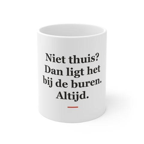 Mok met tekst “Niet thuis? Dan ligt het bij de buren. Altijd.” — cadeau voor een postbode