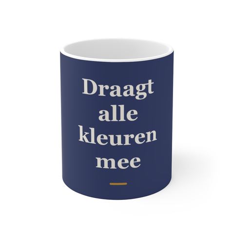 Mok met tekst “Draagt alle kleuren mee” — cadeau voor een schilder