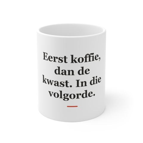 Mok met tekst “Eerst koffie, dan de kwast. In die volgorde.” — cadeau voor een schilder