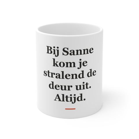 Mok met tekst “Bij Sanne kom je stralend de deur uit. Altijd.” — cadeau voor een schoonheidsspecialiste