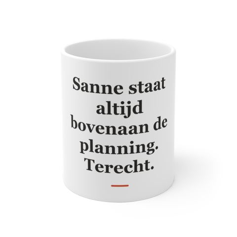 Mok met tekst “Sanne staat altijd bovenaan de planning. Terecht.” — cadeau voor een secretaresse