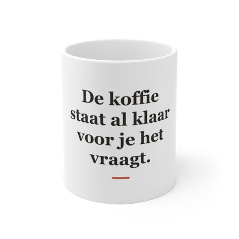 Mok met tekst “De koffie staat al klaar voor je het vraagt.” — cadeau voor een secretaresse