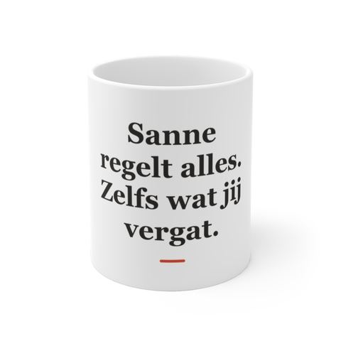 Mok met tekst “Sanne regelt alles. Zelfs wat jij vergat.” — cadeau voor een secretaresse