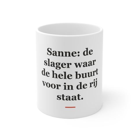 Mok met tekst “Sanne: de slager waar de hele buurt voor in de rij staat.” — cadeau voor een slager