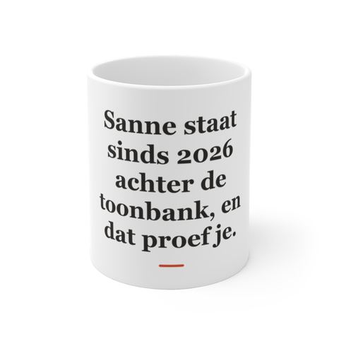 Mok met tekst “Sanne staat sinds 2026 achter de toonbank, en dat proef je.” — cadeau voor een slager