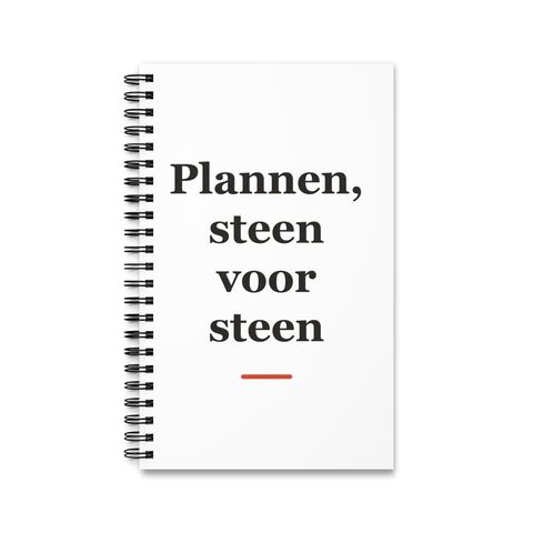 Notitieboek met tekst “Plannen, steen voor steen” — cadeau voor een stratenmaker