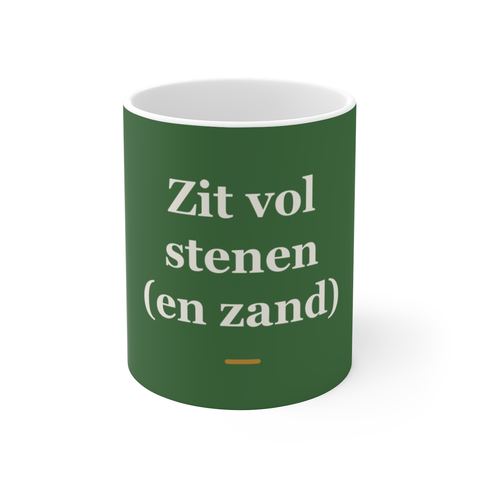 Mok met tekst “Zit vol stenen (en zand)” — cadeau voor een stratenmaker