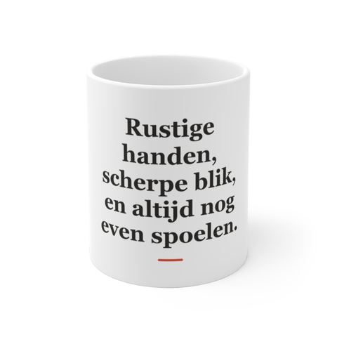 Mok met tekst “Rustige handen, scherpe blik, en altijd nog even spoelen.” — cadeau voor een tandarts