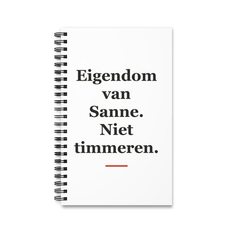 Notitieboek met tekst “Eigendom van Sanne. Niet timmeren.” — cadeau voor een timmerman